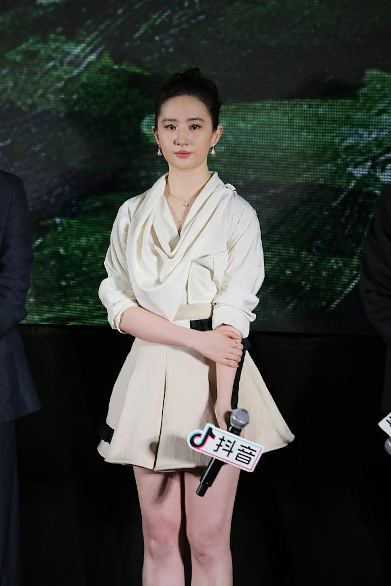 Cân nặng của Lưu Diệc Phi nhiều lần trở thành chủ đề thảo luận trên mạng xã hội Trung Quốc. Cân nặng của Lưu Diệc Phi nhiều lần trở thành chủ đề thảo luận trên mạng xã hội Trung Quốc.