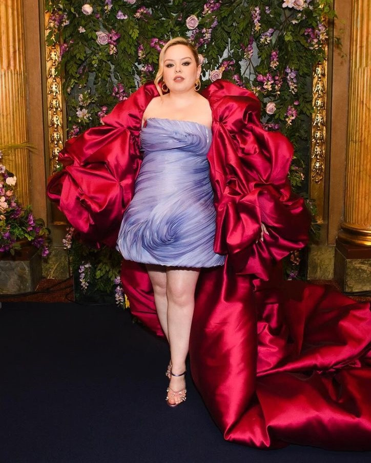 Trước khi 4 tập cuối của Bridgerton 3 ra mắt vào ngày 13/6, Nicola đã gây sốt với màn đáp trả câu hỏi bị cho là kỳ thị ngoại hình của phóng viên. Theo đó, tại buổi chiếu đặc biệt ở Dublin (Ireland), một nữ nhà báo nhận xét nữ diễn viên 8X dũng cảm khi đóng vai Penelope Featherington. Không hề bối rối, Nicola tự tin tuyên bố bản thân có vòng một hoàn hảo và không e sợ khoe nó ra với thế giới. Ảnh: IG.