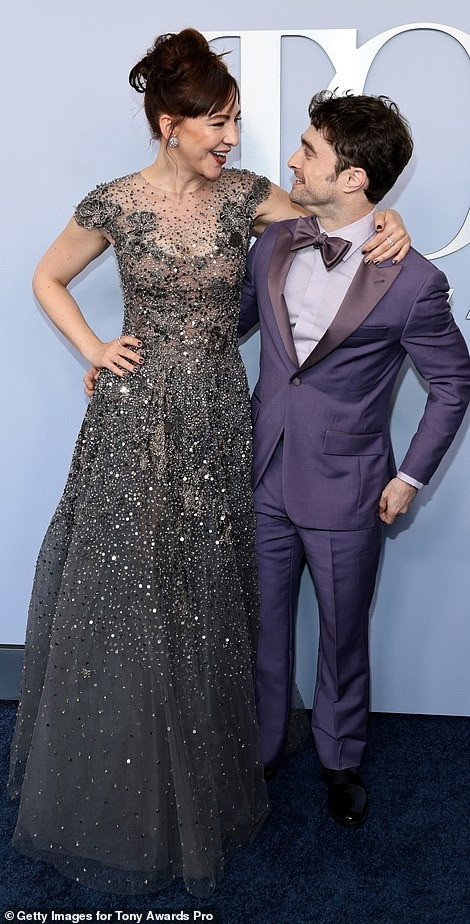 Daniel Radcliffe bảnh bao với vest tím, sánh đôi cùng bạn diễn Erin Darke. Ảnh: Getty Images.