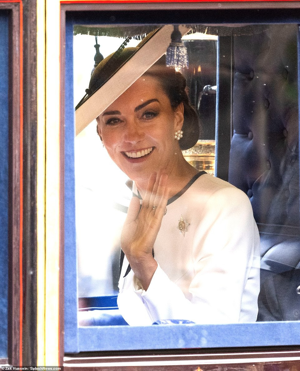 Nụ cười rạng rỡ của Kate khi nhận sự chào đón nhiệt tình từ người dân. Ảnh: Splash News/EPA.