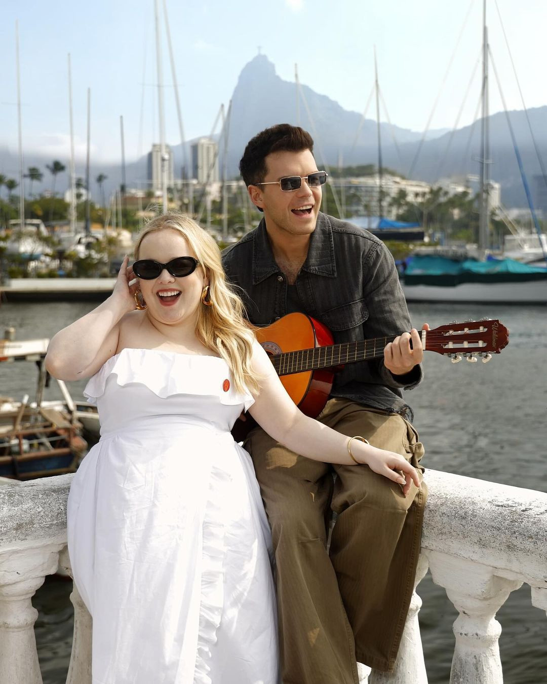 Nicola kín tiếng về đời tư, không rõ cô có hẹn hò với ai ở thời điểm hiện tại không. Người hâm mộ đang tích cực gán ghép cô với bạn diễn Luke Newton. Trên trang cá nhân, Nicola chia sẻ nhiều khoảnh khắc thân thiết bên người tình màn ảnh. Ảnh: IG.