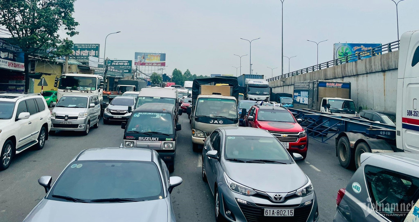 Ô tô xếp hàng nêm chặt đường quốc lộ 51 đoạn qua ngã ba Vũng Tàu. Ảnh: D.L.