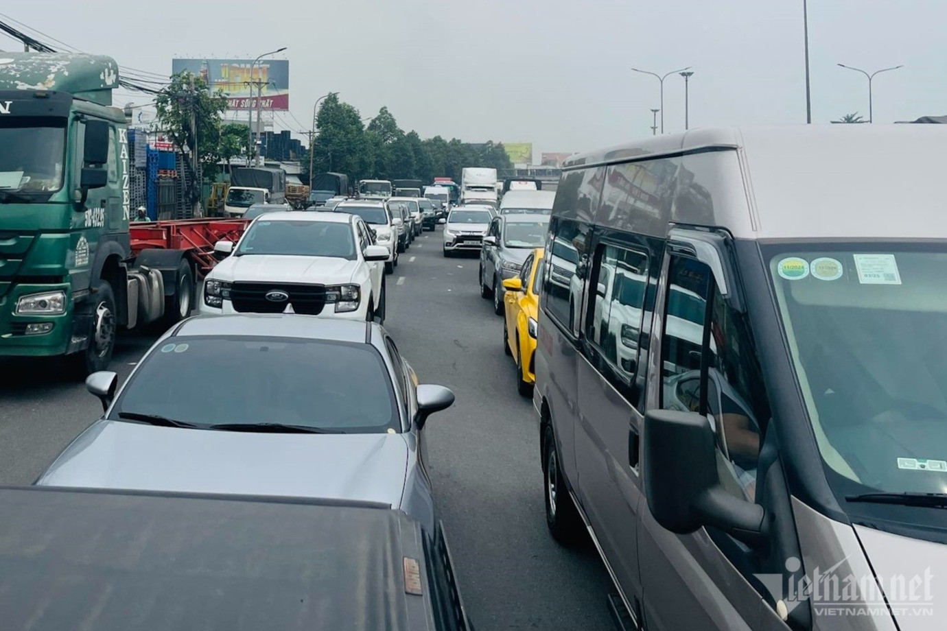 Hàng nghìn ô tô nối dài, nhích từng mét trên quốc lộ 1 theo hướng đi TP Vũng Tàu. Ảnh: D.L.