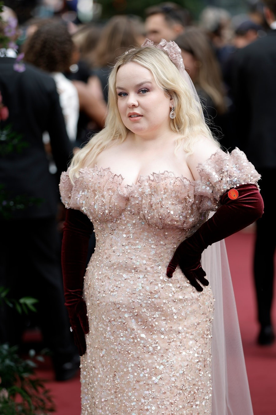 Trong phim, Penelope gây thiện cảm bởi vẻ ngoài mũm mĩm nhưng ngũ quan ưa nhìn, dễ thương. Theo truyền thông, nhân vật Penelope nằm trong khoảng 19-20 tuổi ở mùa 3. Tạo hình nhân vật cũng khiến khán giả lầm tưởng tuổi thật của Nicola cũng tầm đó. Tuy nhiên, sự thật là Nicola sinh năm 1987. Khuôn mặt bầu bĩnh, chiều cao khiêm tốn (1,55 m) và làn da trắng sáng giúp người đẹp Ireland "hack tuổi" thành công. Ảnh: Getty Images.