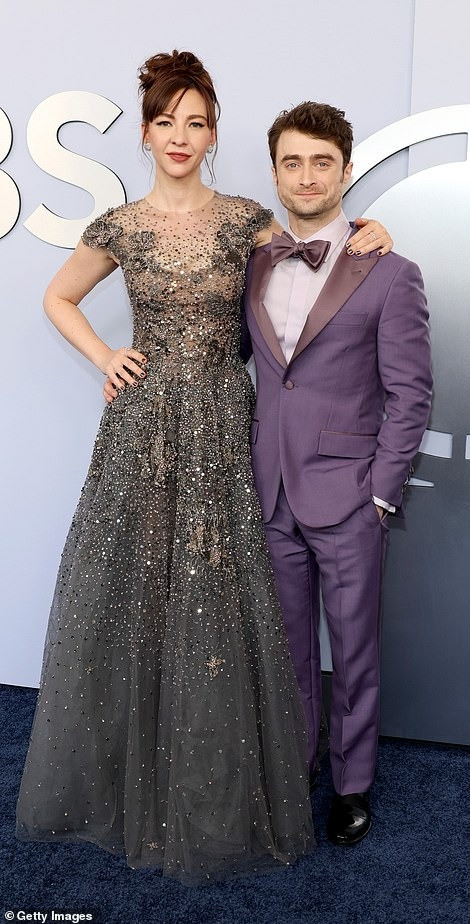 Daniel Radcliffe bảnh bao với vest tím, sánh đôi cùng bạn diễn Erin Darke. Ảnh: Getty Images.