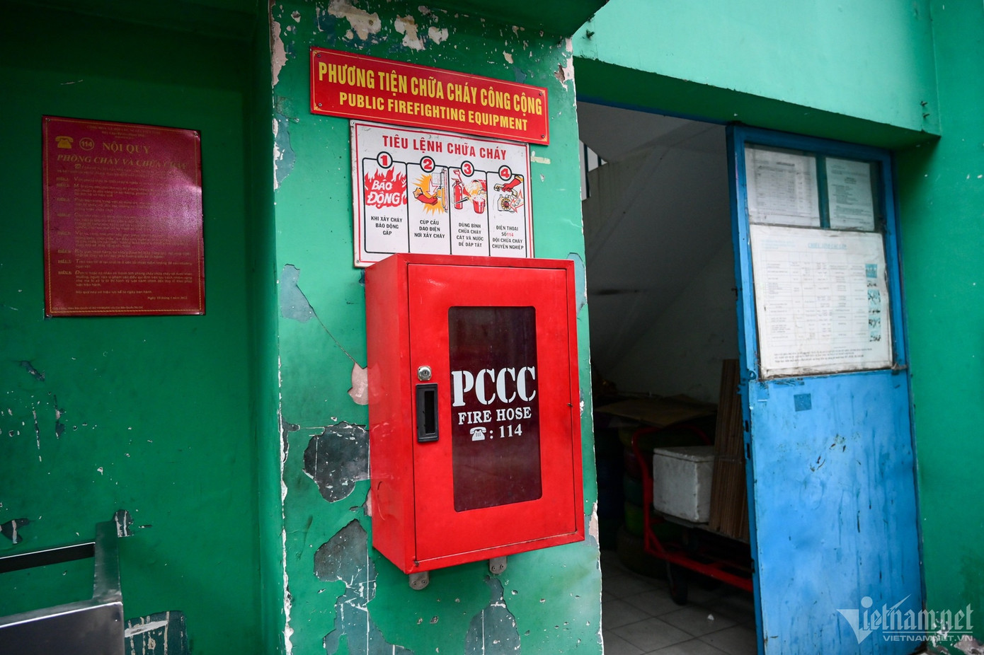 Hộp đựng dụng cụ chữa cháy trong một hẻm trên đường Lý Tự Trọng trống không. Hộp đựng dụng cụ chữa cháy trong một hẻm trên đường Lý Tự Trọng trống không.