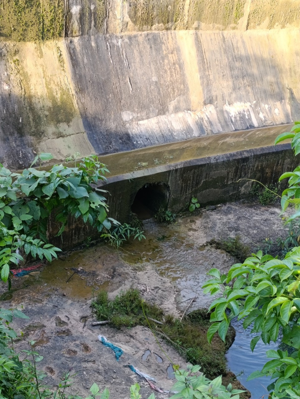 Cửa xả đáy đường kính 80cm. Ảnh: ĐT