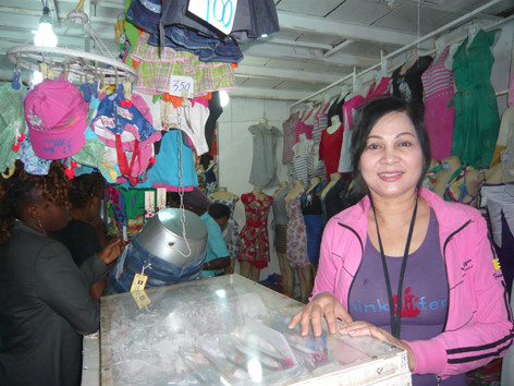 Chị Trương Thị Thanh Hoà bên cửa hàng váy cưới