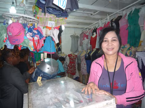 Chị Trương Thị Thanh Hoà bên cửa hàng váy cưới