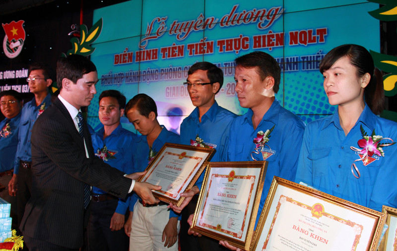 Bí thư T.Ư Đoàn Dương Văn An trao bằng khen cho các tập thể có thành tích xuất sắc trong thực hiện Nghị quyết liên tịch 03. Ảnh: Trường Phong