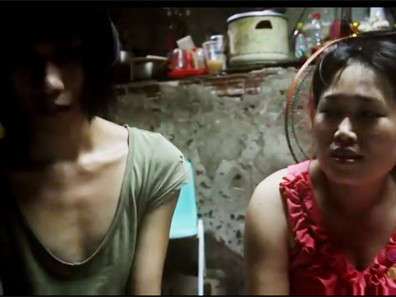 Hình ảnh các bà mẹ bên cạnh con của mình