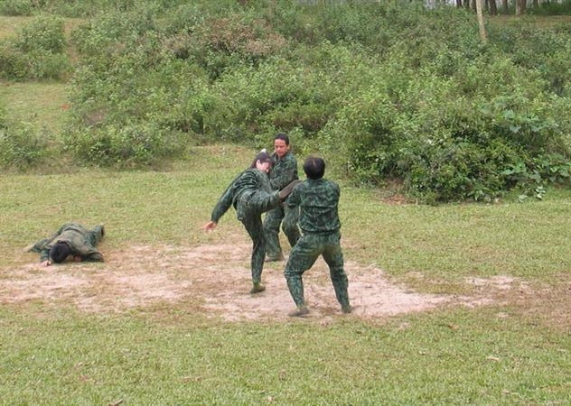  Lính đặc công sẵn sàng chiến đấu Nữ chiến sỹ đặc công huấn luyện đánh địch. (Nguồn: Binh chủng Đặc công)