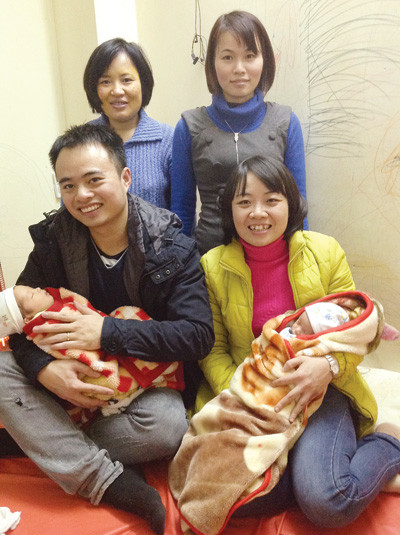 Các bác sĩ Bệnh viện Nam học và Hiếm muộn Hà Nội thăm 2 cháu bé tại nhà riêng, cùng chị Hoàng Thị Kim Dung (hàng sau bên trái)