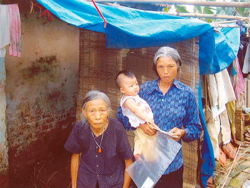 Bà Còng cùng con gái và chắt gái (con của H.) đang ở xã Thạch Đà, Mê Linh, Vĩnh Phúc. Ảnh: Đỗ Hà Bà Còng cùng con gái và chắt gái (con của H.) đang ở xã Thạch Đà, Mê Linh, Vĩnh Phúc. Ảnh: Đỗ Hà
