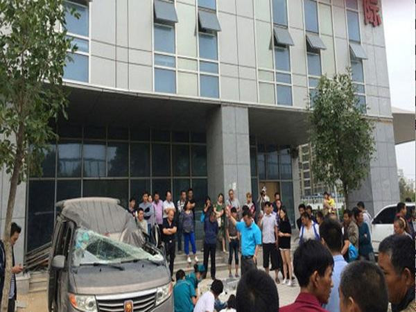 Bản tin 8H: Cô gái tay không ‘xử lý’ hai tên cướp giật ảnh 2