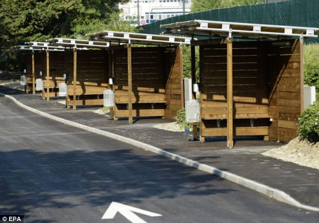 Người mua dâm phải lái xe theo hướng chỉ dẫn và chọn một người trong số 40 gái mại dâm thỏa thuận xong mới được vào "hộp tình dục" . Người mua dâm phải lái xe theo hướng chỉ dẫn và chọn một người trong số 40 gái mại dâm thỏa thuận xong mới được vào