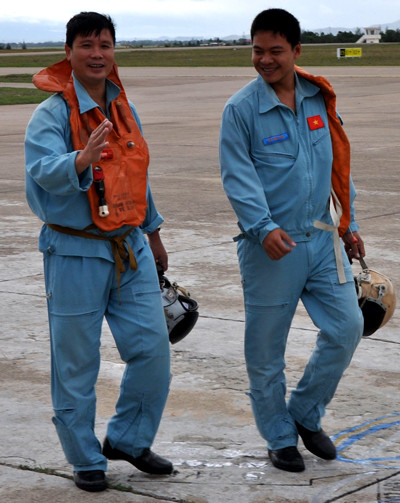 Hai học viên phi công trở về sau chuyến bay thành công
