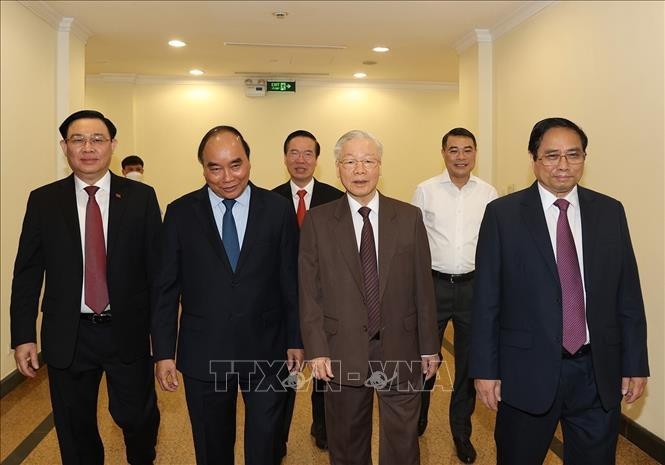 Sáng 22/4, tại Trụ sở Trung ương Đảng, Bộ Chính trị tổ chức Hội nghị toàn quốc quán triệt và triển khai thực hiện Nghị quyết số 13-NQ/TW, ngày 2/4/2022 của Bộ Chính trị về phương hướng phát triển kinh tế - xã hội, bảo đảm quốc phòng, an ninh vùng đồng bằng sông Cửu Long đến năm 2030, tầm nhìn đến năm 2045. Trong ảnh: Tổng Bí thư Nguyễn Phú Trọng cùng các đồng chí lãnh đạo Đảng và Nhà nước đến dự hội nghị. Ảnh: Trí Dũng/TTXVN