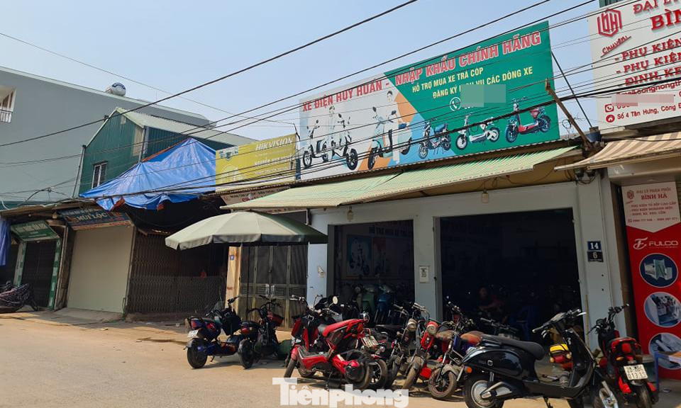 Dù đã hoàn thành nghĩa vụ tài chính từ hơn 10 năm trước nhưng đến nay cơ quan chức năng huyện Thạch Thất (Hà Nội) vẫn chưa bàn giao đất giãn dân khu vực Ao Chùa, xã Dị Nậu cho ông Nguyễn Đức Đường. Trong khi đó, khu vực đất theo thiết kế mặt bằng mà ông Đường được giao theo quyết định của UBND huyện Thạch Thất năm 2007 đang có người khác sử dụng để kinh doanh. Dù đã hoàn thành nghĩa vụ tài chính từ hơn 10 năm trước nhưng đến nay cơ quan chức năng huyện Thạch Thất (Hà Nội) vẫn chưa bàn giao đất giãn dân khu vực Ao Chùa, xã Dị Nậu cho ông Nguyễn Đức Đường. Trong khi đó, khu vực đất theo thiết kế mặt bằng mà ông Đường được giao theo quyết định của UBND huyện Thạch Thất năm 2007 đang có người khác sử dụng để kinh doanh.