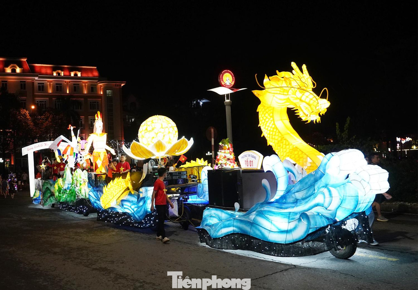 Chiếc đèn mang biểu trưng "Con rồng cháu tiên" được tổ 1, phường Tân Quang diễu trên phố