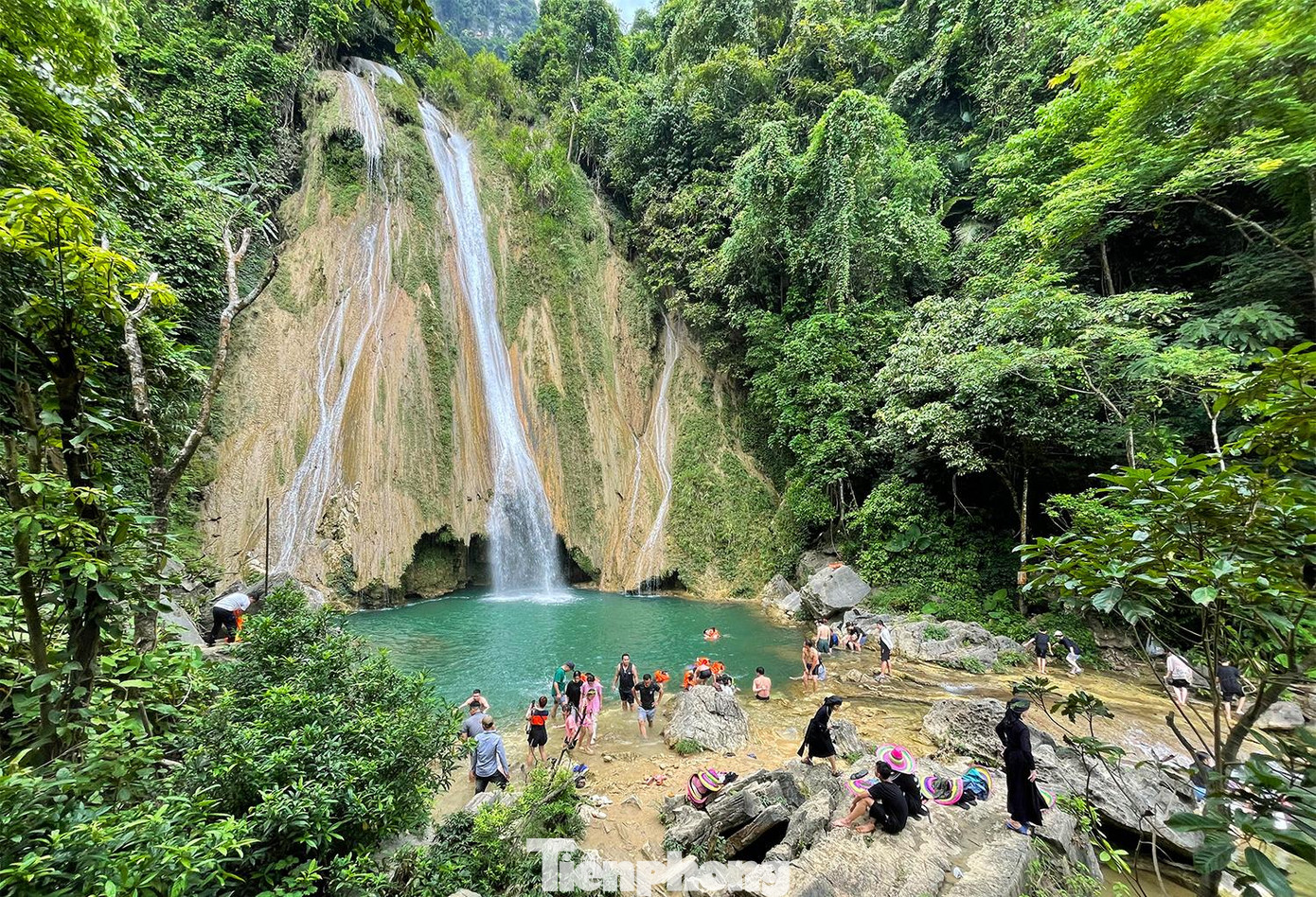 Khách du lịch tắm thác Khuổi Nhi, xã Thượng Lâm (Lâm Bình)