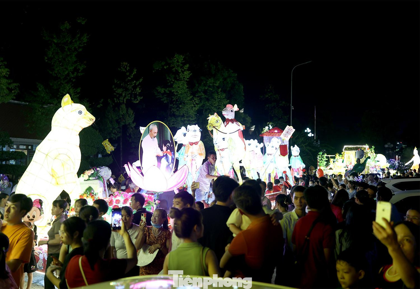 Phố đi bộ thành phố Tuyên Quang trưng bày, giới thiệu nhiều gian hàng cũng như tổ chức các hoạt động vui chơi, giải trí cho trẻ em.