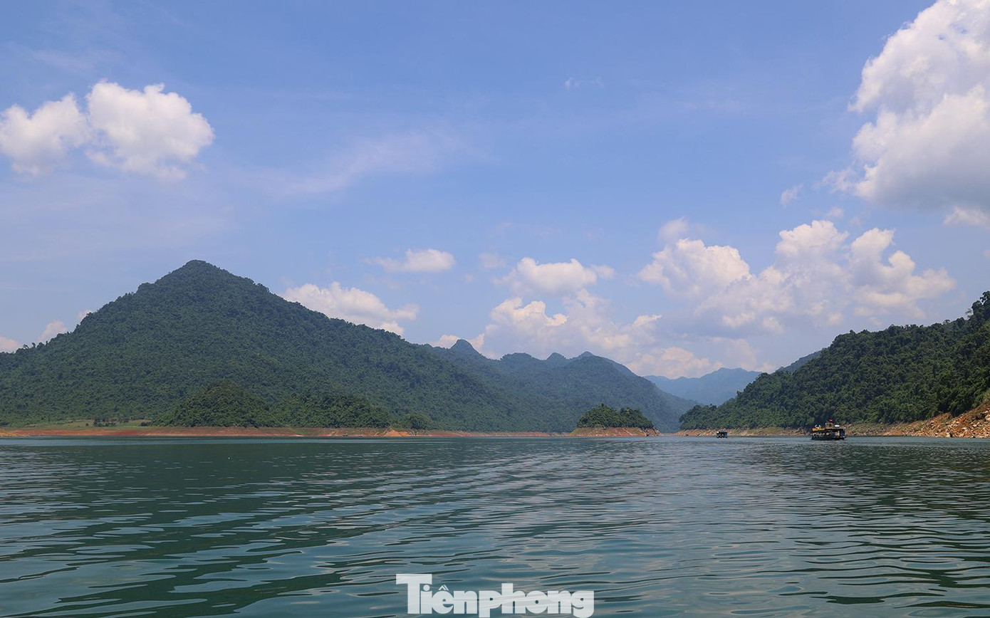 Một góc hồ sinh thái Na Hang - Lâm Bình