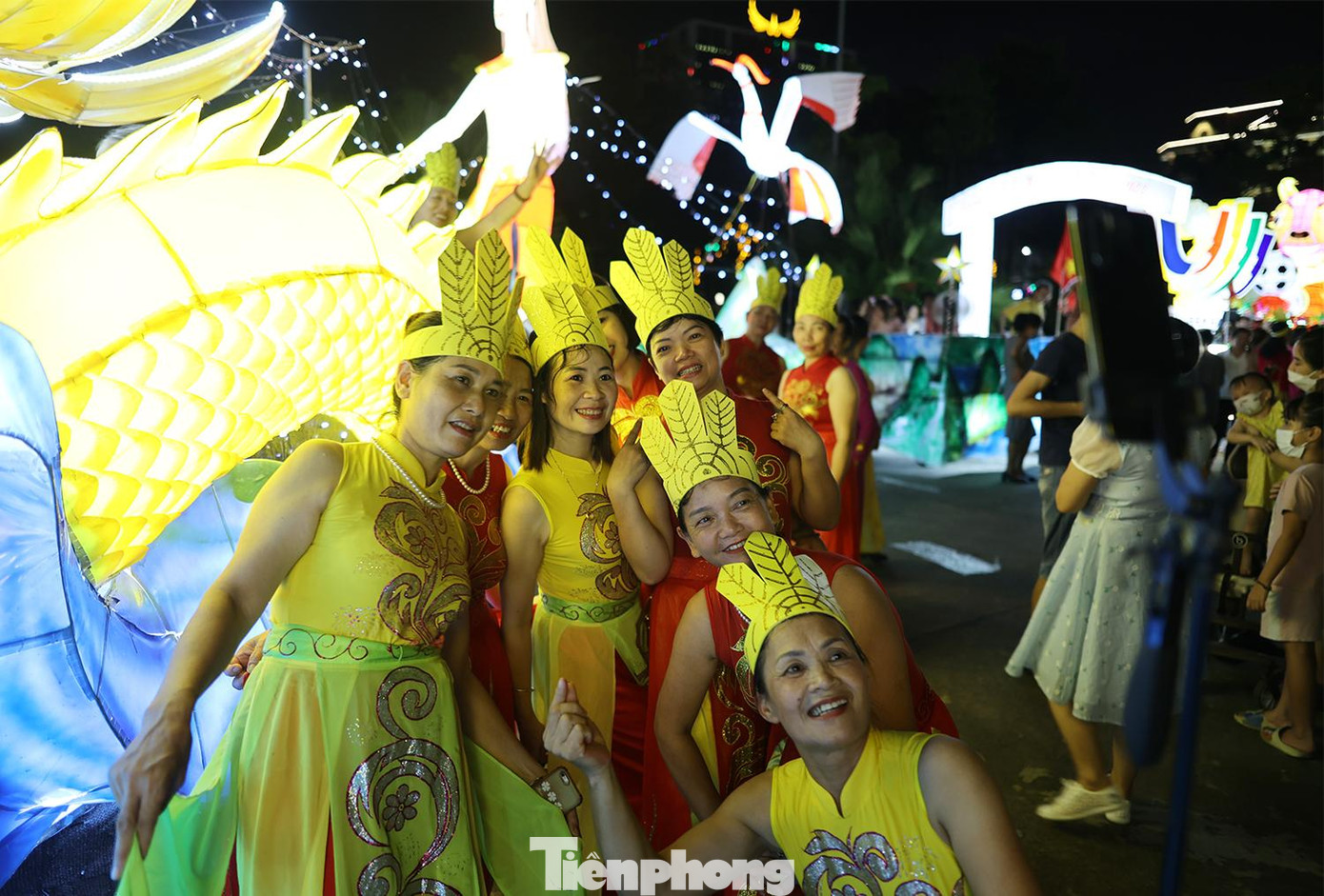 Rất nhiều người dân và các vũ công hào hứng chụp ảnh trước những chiếc đèn lồng khổng lồ rực rỡ.