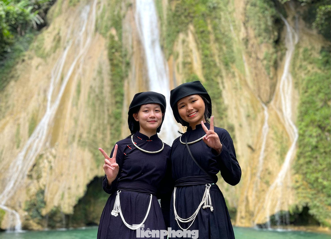 Hai hướng dẫn viên Ma Thái Liên và Mai Phương (dân tộc Tày) Thuyền đưa khách du lịch tham quan Cọc Vài, xã Thượng Lâm (Lâm Bình)- một điểm du lịch nổi tiếng trên lòng hồ sinh thái Na Hang.