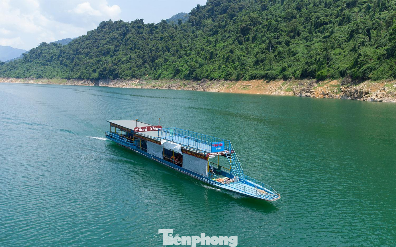 Các du khách có thể chọn cho mình những hành trình du lịch qua nhiều địa điểm nổi tiếng như: Thăm Đền Pắc Tạ, ngắm cảnh núi Pắc Tạ (Na Hang), tắm thác Khuổi Nhi, chiêm ngưỡng Cọc Vài (Lâm Bình)...