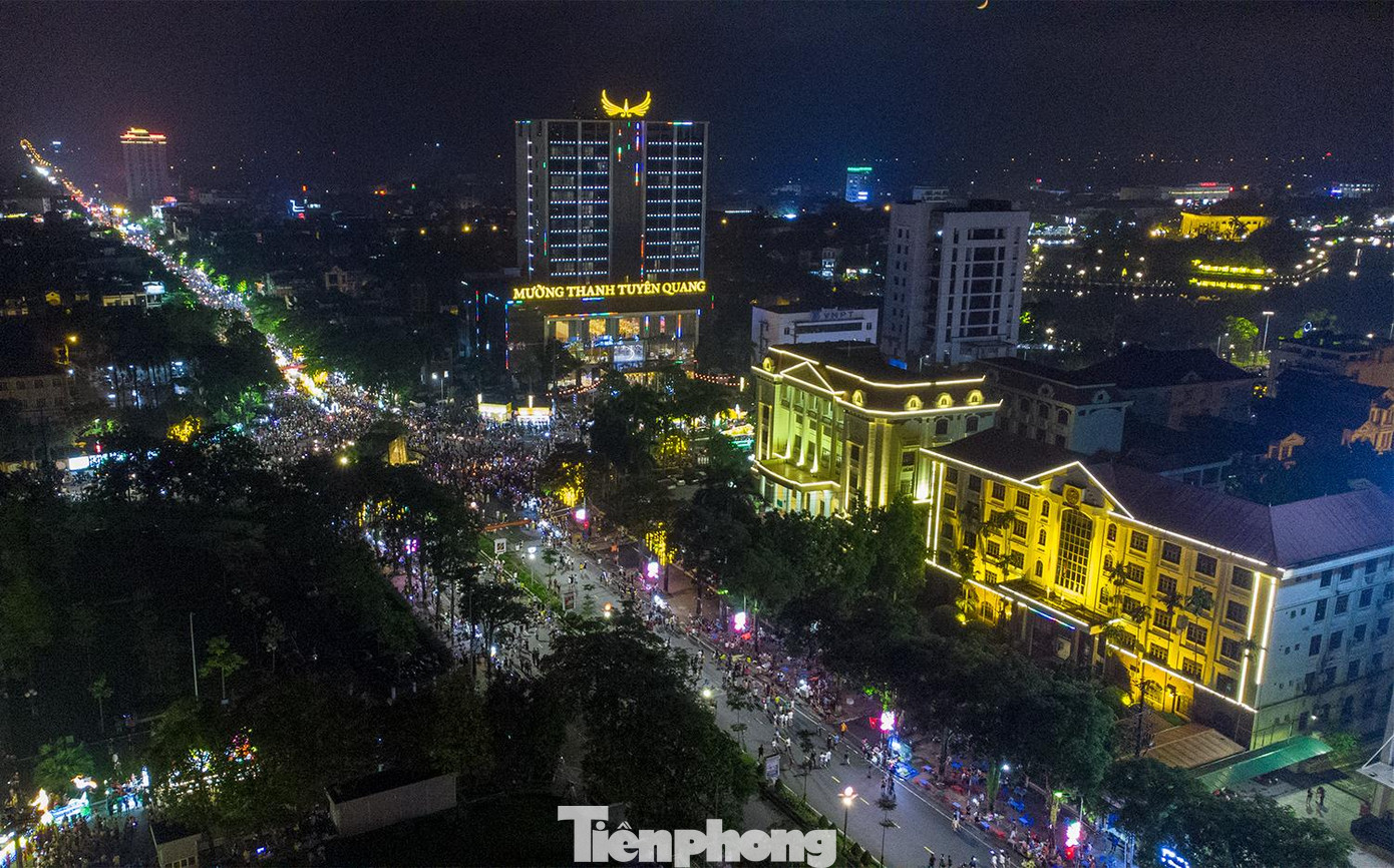 Nhiều ngày nay, trục đường Bình Thuận, một trong những trục đường chính của thành phố Tuyên Quang, luôn nhộn nhịp.