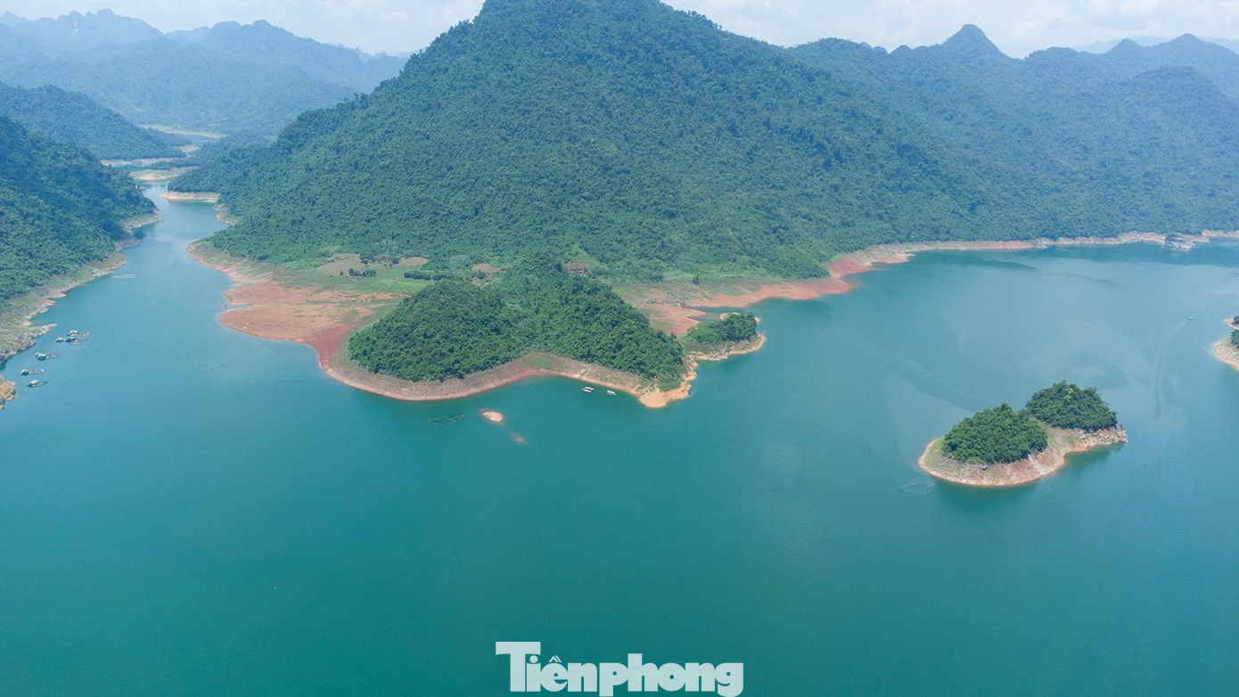 Toàn cảnh từ trên cao nhìn xuống lòng hồ Na Hang như bức tranh thuỷ mặc.