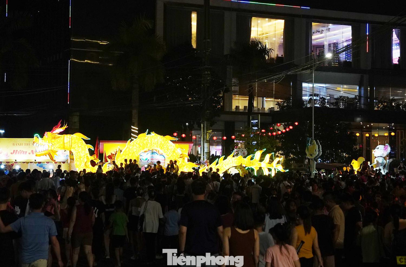 Tối 1/9, hàng nghìn du khách từ các tỉnh, thành trên cả nước đổ về thành phố Tuyên Quang để chiêm ngưỡng những chiếc đèn lồng khổng lồ