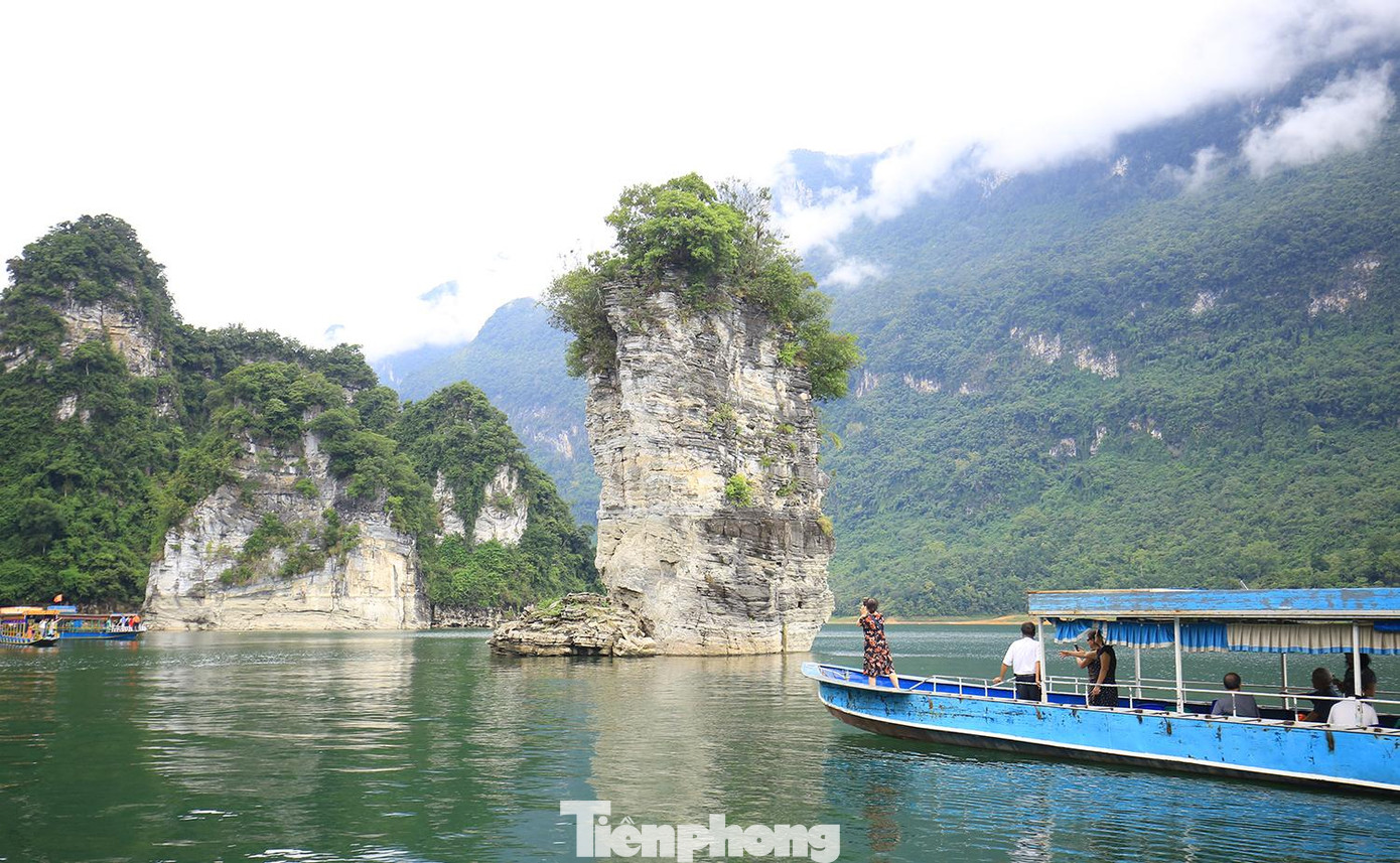 Thuyền đưa khách du lịch tham quan Cọc Vài, xã Thượng Lâm (Lâm Bình)- một điểm du lịch nổi tiếng trên lòng hồ sinh thái Na Hang.