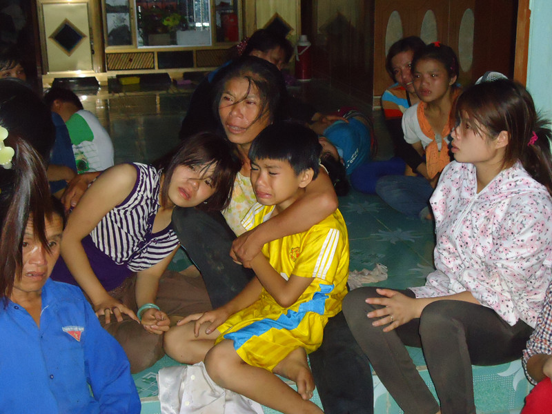 Các con của vợ chồng anh Dung đau đớn bên quan tài bố mẹ. Các con của vợ chồng anh Dung đau đớn bên quan tài bố mẹ