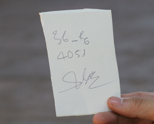 Vé của bãi trông xe tự phát. Hai mặt của tấm vé của bãi trông xe tự phát