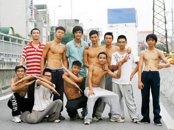 Phạm Việt Trung (thứ 3 từ trái sang, hàng đứng) và nhóm Joker (Hà Nội)