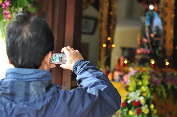 Người dân Thủ đô ghi lại hình ảnh tượng Phật ngọc Quan Âm. Ảnh: Thuận Phong