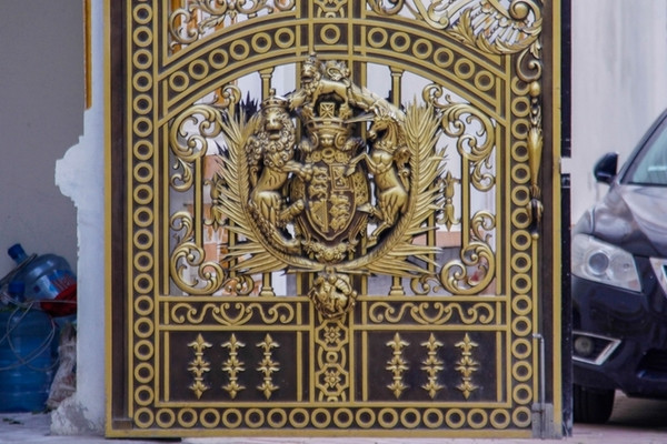 Ngôi biệt thự 2 mặt tiền phủ vàng giữa Hà Nội ảnh 5