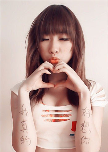 Cô gái viết thư tình lên cơ thể ảnh 1