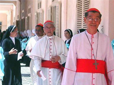 Hồng Y Gioan Baotixita Phạm Minh Mẫn (bìa phải)