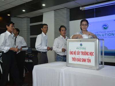 Số tiền 200 triệu đồng được trao cho bà Trương Mỹ Hoa từ nhân viên và đóng góp thêm của bà Huỳnh Thị Lan Phương- Phó tổng giám đốc VWS - ảnh L.N