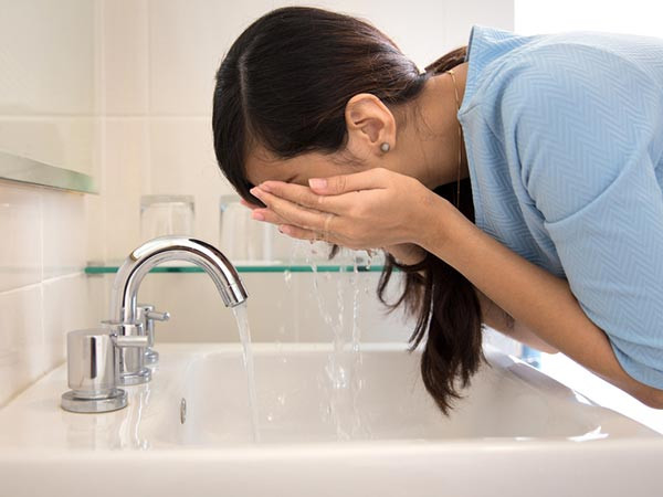 Rửa mặt 2 lần mỗi ngày vào buổi sáng và tối cũng hỗ trợ quá trình trị mụn.