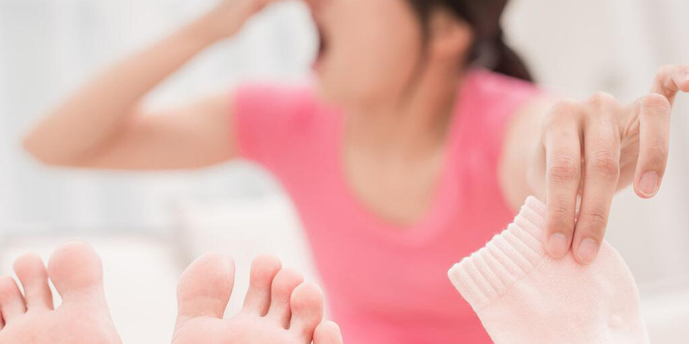 Giày, tất ẩm ướt là nguyên nhân phổ biến khiến bàn chân nặng mùi hơn.