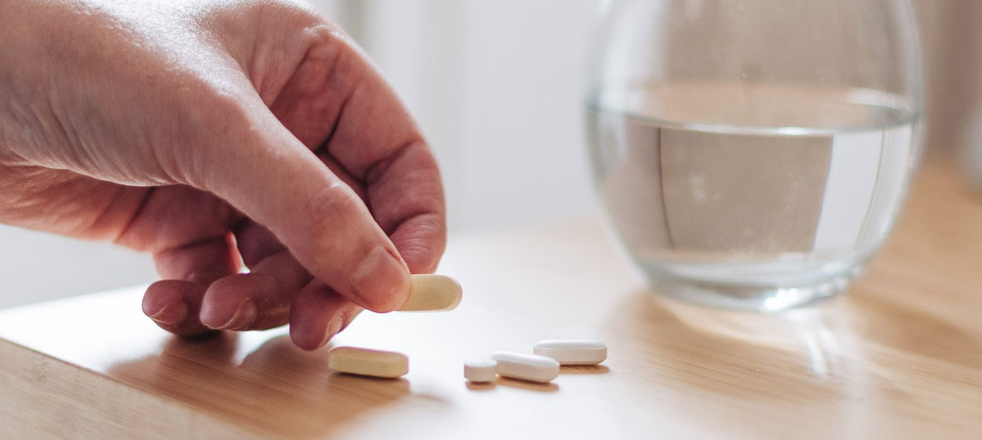 Thuốc cần được uống với nước, không được 'nuốt thuốc khô'.