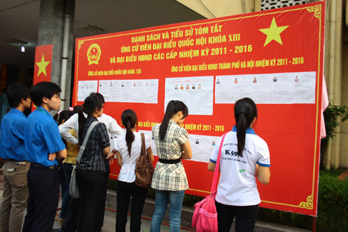 Ngay từ sớm các bạn sinh viên đã đến trường để chuẩn bị bầu cử