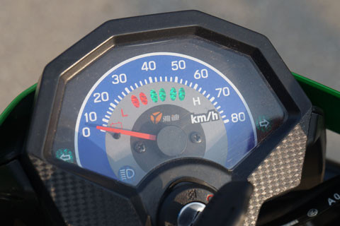 Đồng hồ hiển thị đơn giản với tốc độ, lượng pin và báo đèn, xi-nhan