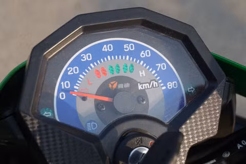 Đồng hồ hiển thị đơn giản với tốc độ, lượng pin và báo đèn, xi-nhan