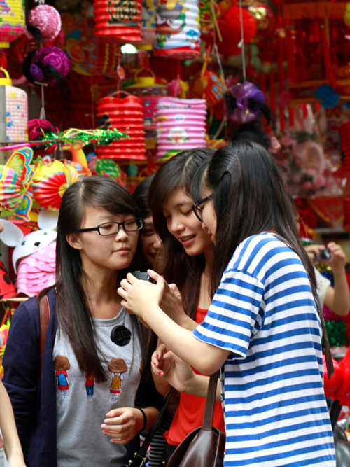 Theo chia sẻ của nhiều bạn, lên phố sớm như thế này vừa được hòa mình vào không khí nhộn nhịp của ngày Tết Trung thu mà không phải quá chen lấn xô đẩy; vừa để chọn cho mình một món đồ nho nhỏ và thoải mái chụp hình kỷ niệm