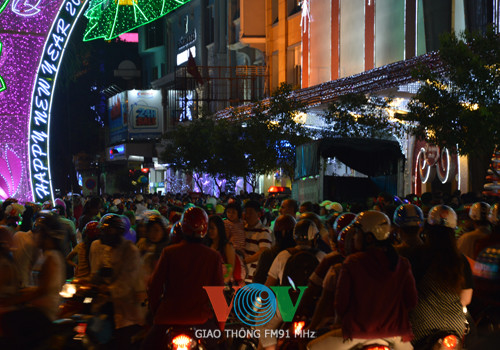 Đường Nguyễn Huệ cũng xảy ra tình trạng tương tự. Đường Nguyễn Huệ cũng xảy ra tình trạng tương tự